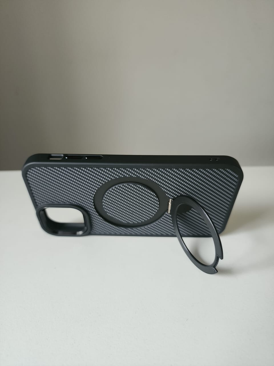 funda símil fibra de carbono con anillo magsafe y soporte funda símil fibra de carbono con anillo magsafe y soporte
