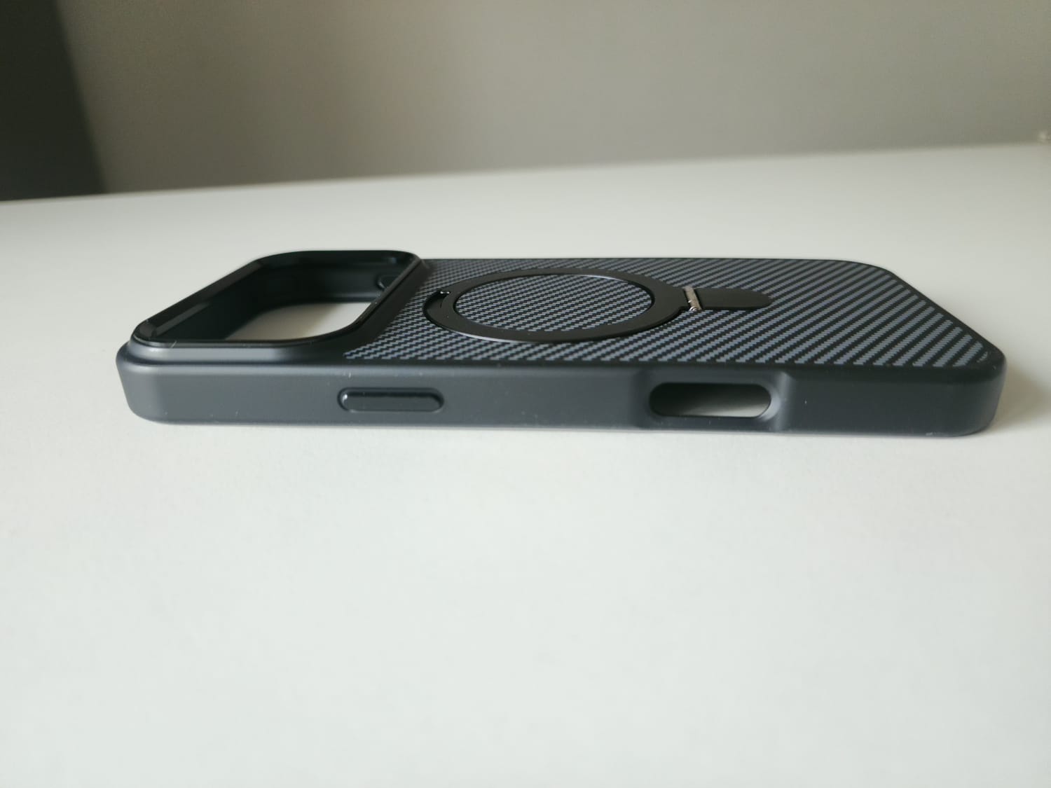 funda símil fibra de carbono con anillo magsafe y soporte funda símil fibra de carbono con anillo magsafe y soporte